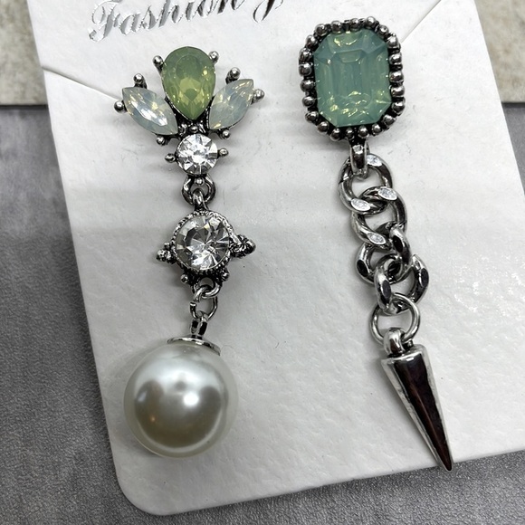 Mismatch Crystal Pearl Drop Earrings - Picture 9 of 14